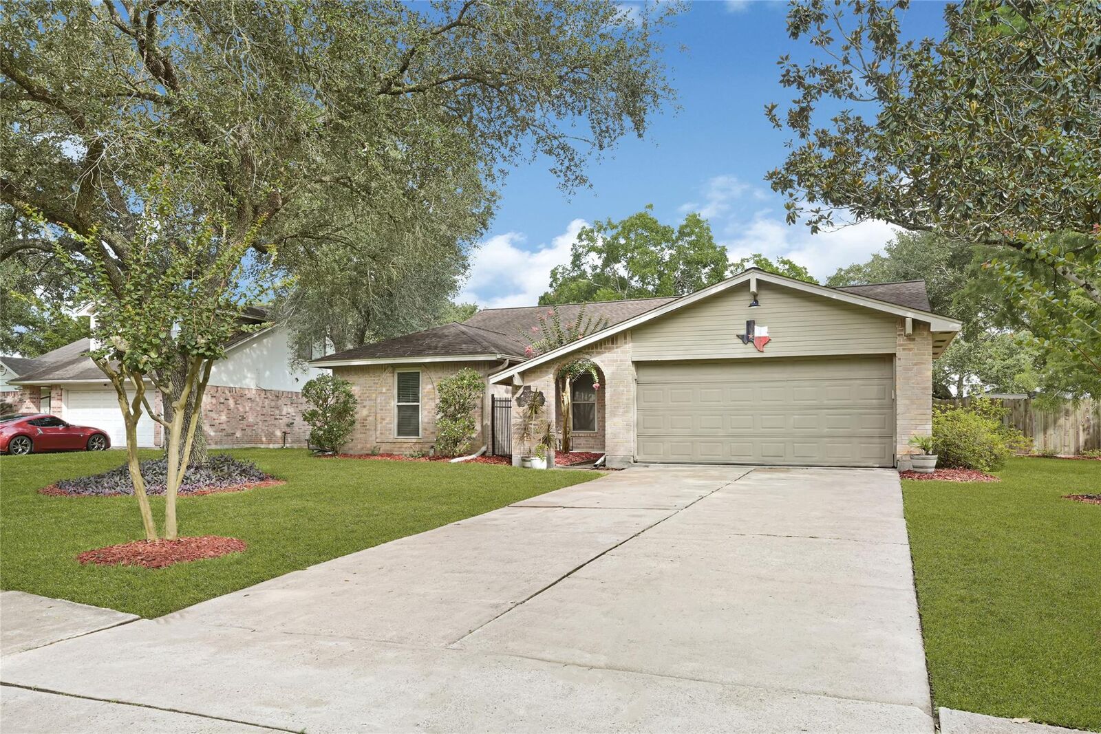 Property Photo: 1101 Killarney Avenue TX 77546