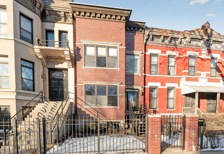 Property Photo: 626 E Oakwood Boulevard IL 60653