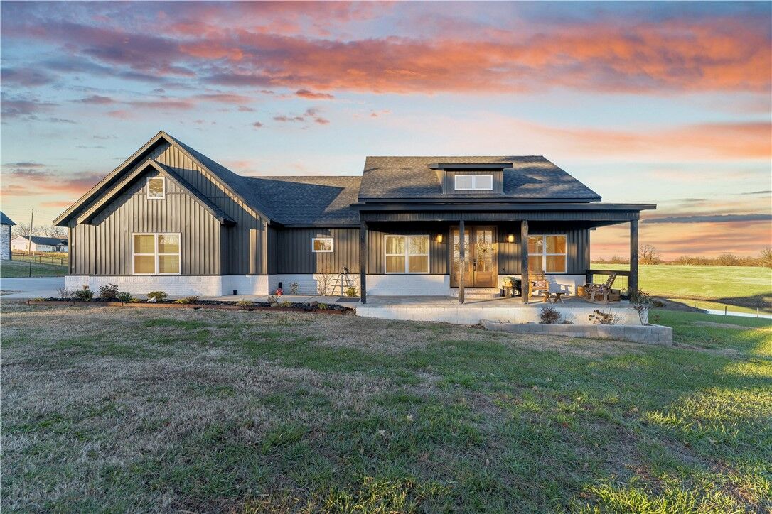 Property Photo: 800 Arbor Acres Avenue AR 72762