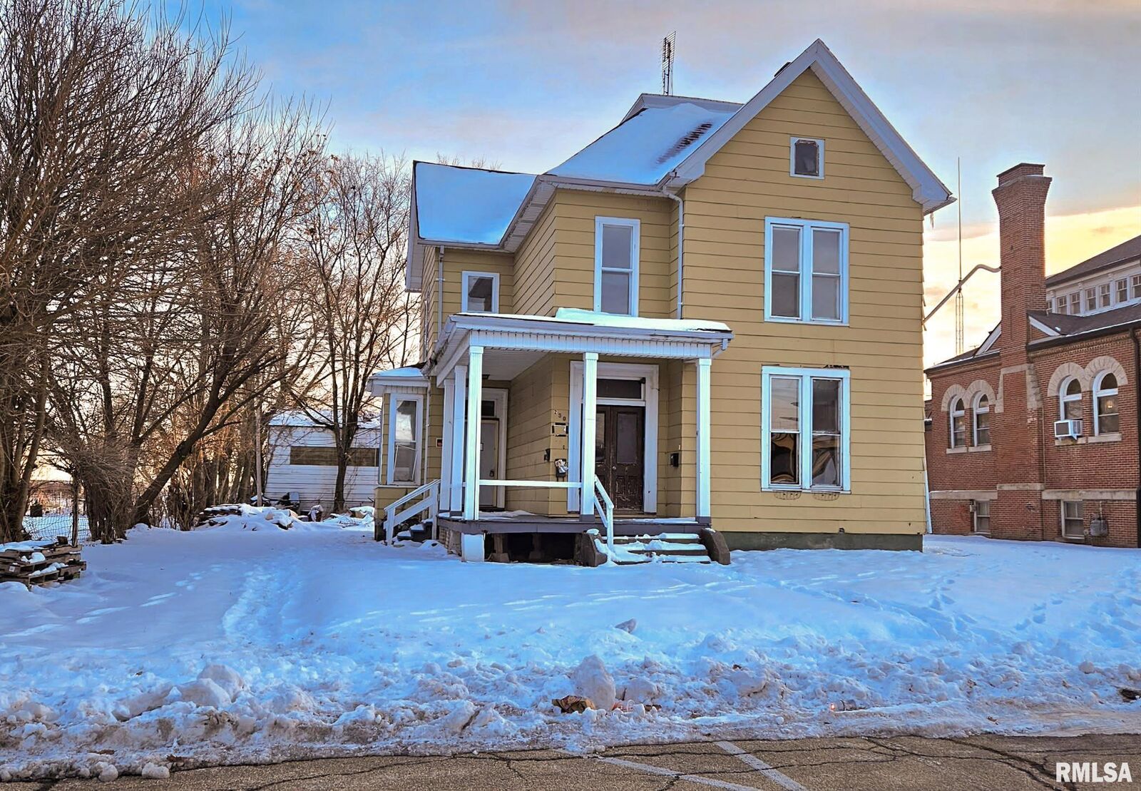 Property Photo: 230 E Chestnut Street IL 61520