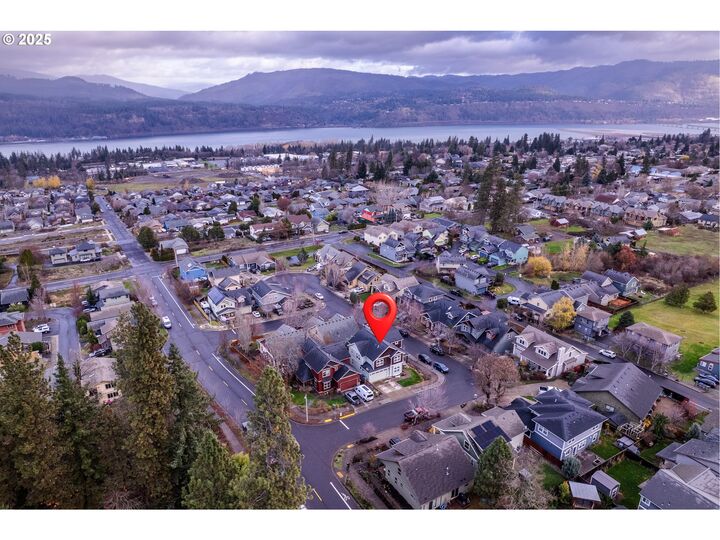 Property Photo: 1110 Red Tail Loop OR 97031