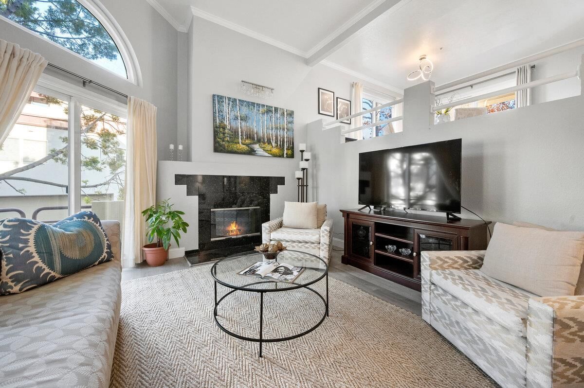 Property Photo:  104 East Court Lane  CA 94404 