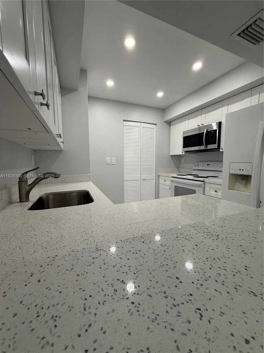 Property Photo:  11790 SW 18th St 219-3  FL 33175 