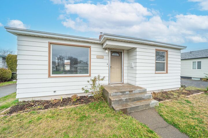 Property Photo: 211 E Longfellow Ave WA 99207
