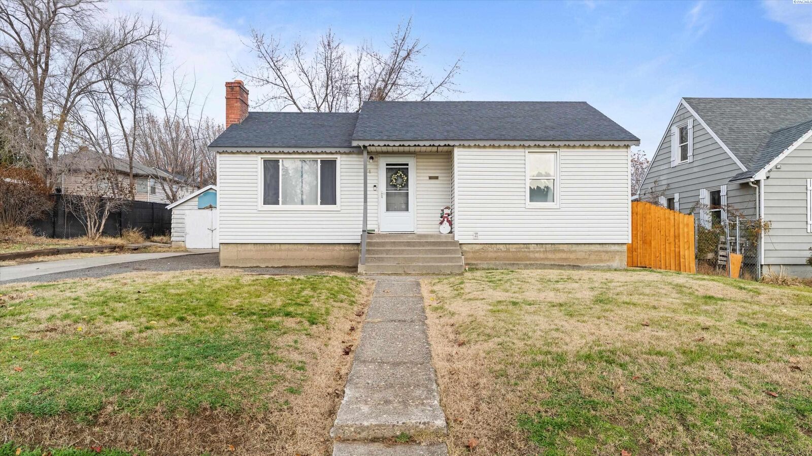 Property Photo: 805 Crescent Dr WA 98930