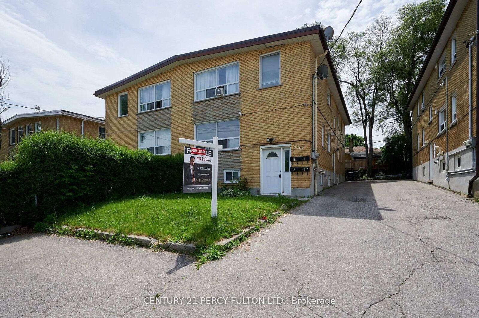 Property Photo: 2961 Lawrence Avenue E ON M1P 2V6