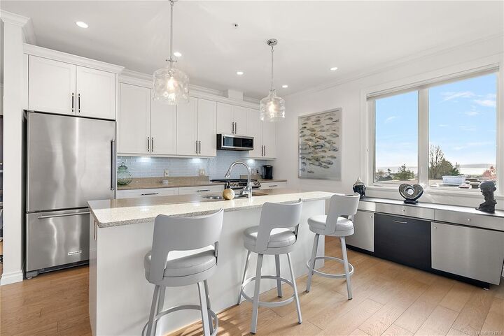 Property Photo: 2409 Bevan Ave Ph403 BC V8L 0C3