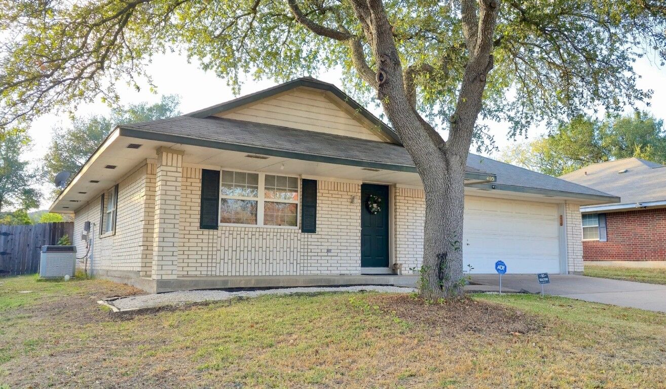 Property Photo: 405 Northern Trail TX 78641