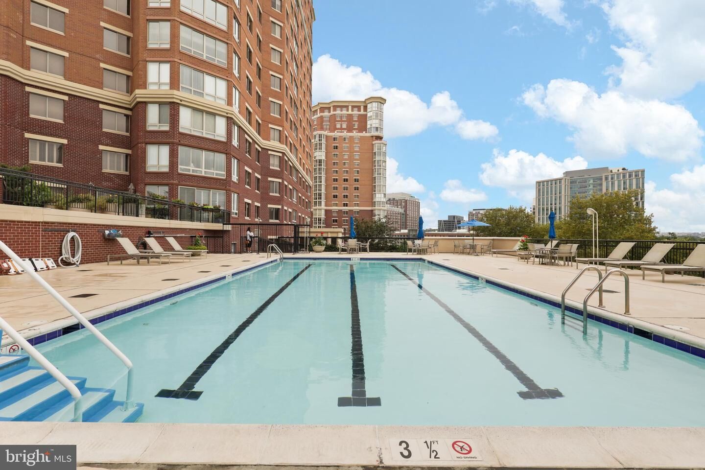 Property Photo: 2121 Jamieson Avenue 511 VA 22314