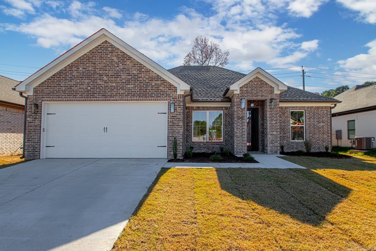 Property Photo: 3881 Spencer Crossing Drive AR 72019