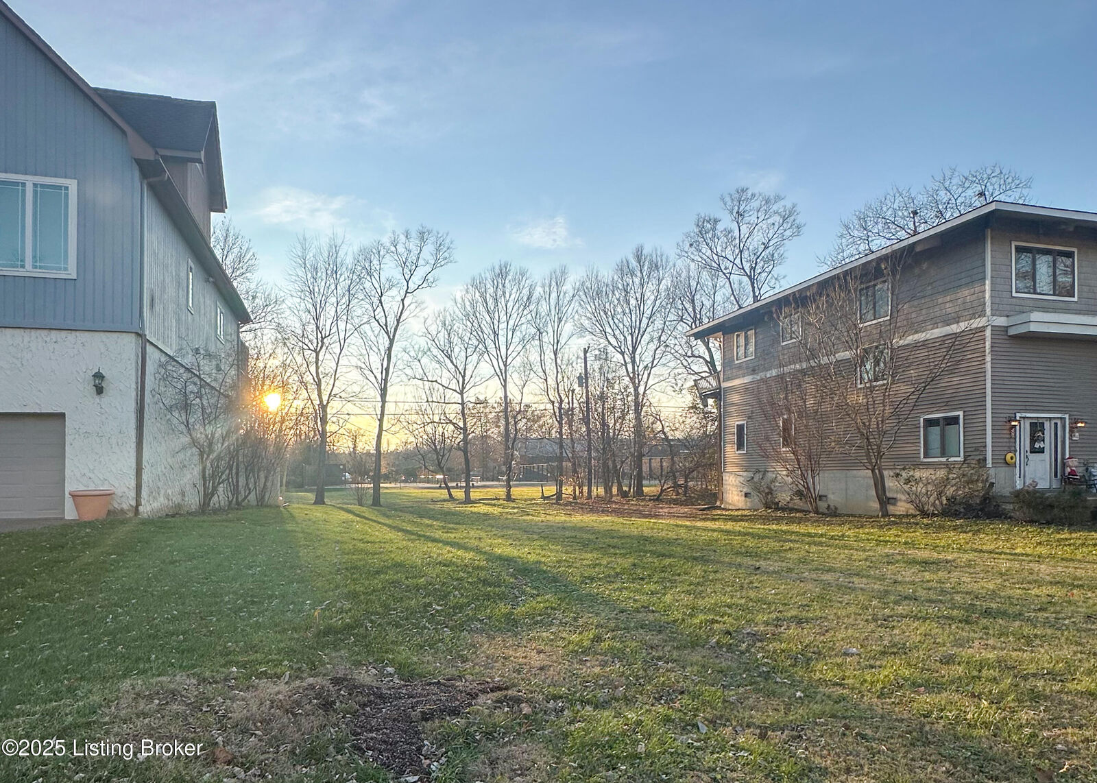 Property Photo: 914 W Riverside Dr KY 40207