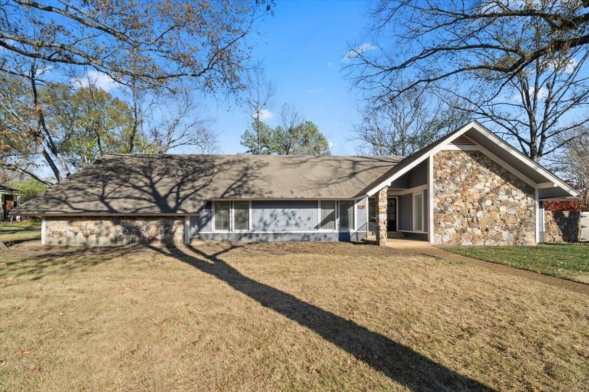Property Photo: 2220 Hickory Crest Dr TN 38119