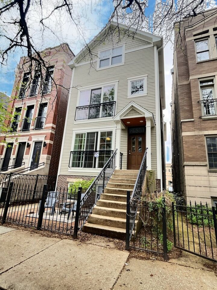 Property Photo:  2538 N Southport Avenue 1R  IL 60614 