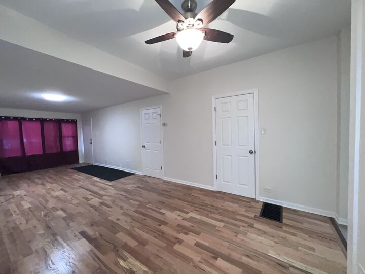 Property Photo:  8919 S Muskegon Avenue 1F  IL 60617 