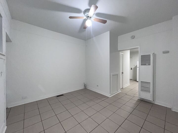 Property Photo:  8919 S Muskegon Avenue 1R  IL 60617 