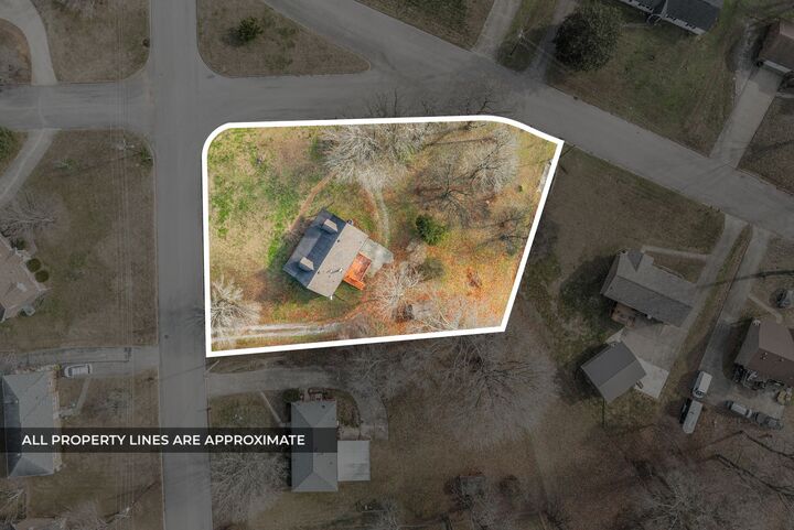 Property Photo:  423 Warren Cir  TN 37040 