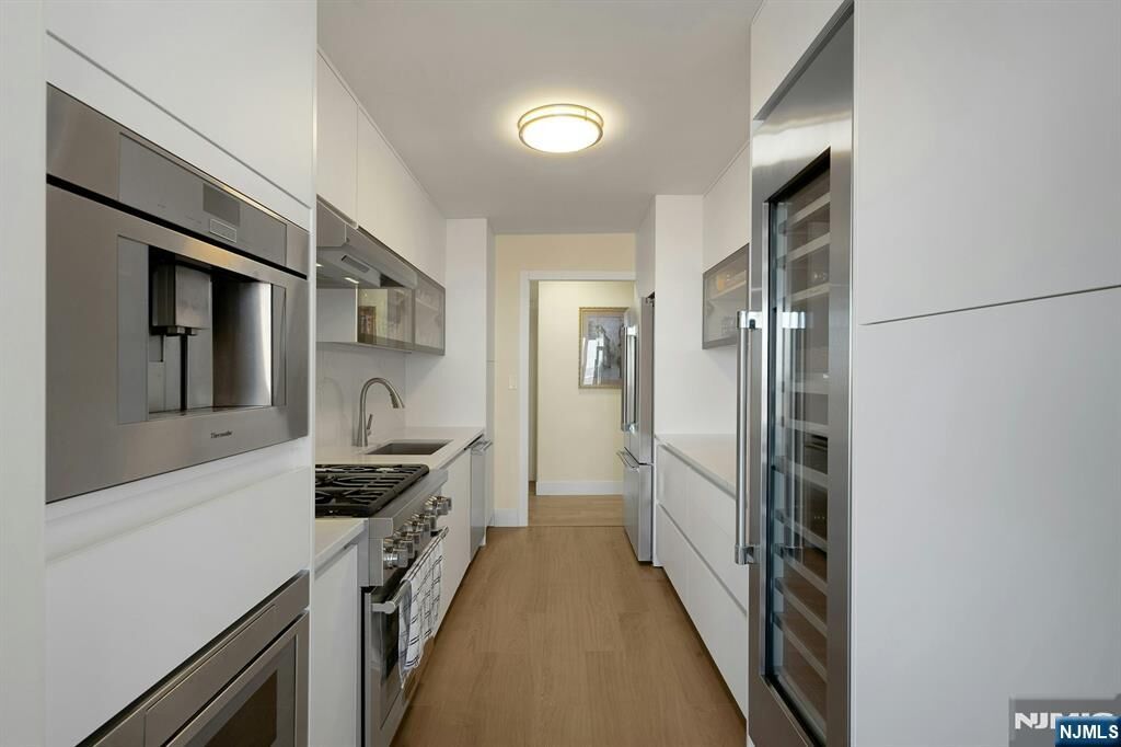 Property Photo:  6 Horizon Road 2602  NJ 07024 