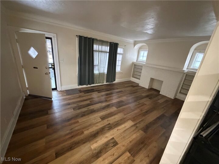 Property Photo: 924 Helmsdale Road 1/Down OH 44112