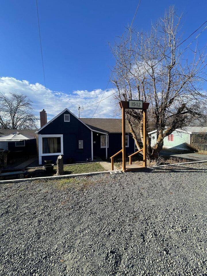 Property Photo:  1512 Summers Lane  OR 97603 