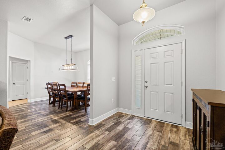 Property Photo: 6132 Winchester Cir FL 32570