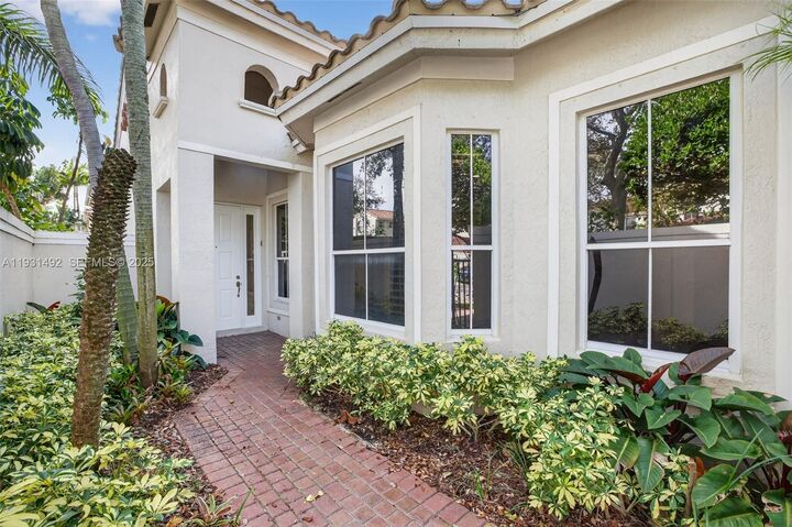 Property Photo: 940 N Harbor Vw N FL 33019