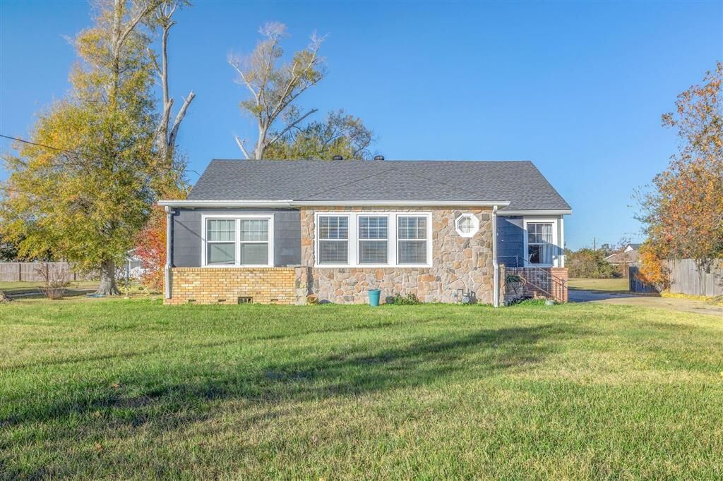 Property Photo:  104 Garden Street  LA 70663 