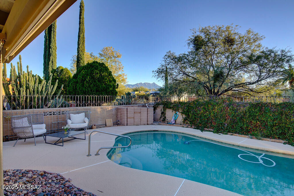 Property Photo:  121 W Paseo Recortado  AZ 85614 