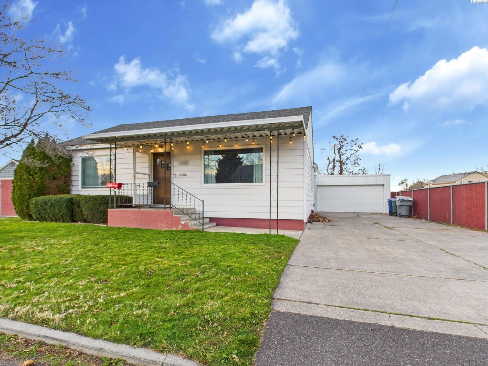 Property Photo:  1108 Torbett St  WA 99354 