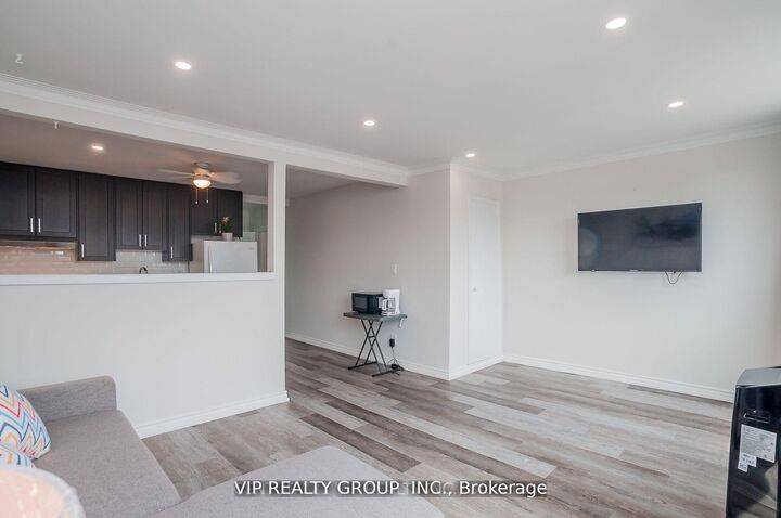 Property Photo:  2626 Eglinton Avenue E Unit 2  ON M1K 2S3 