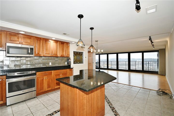 Property Photo: 1000 Grandview Avenue 401 PA 15211
