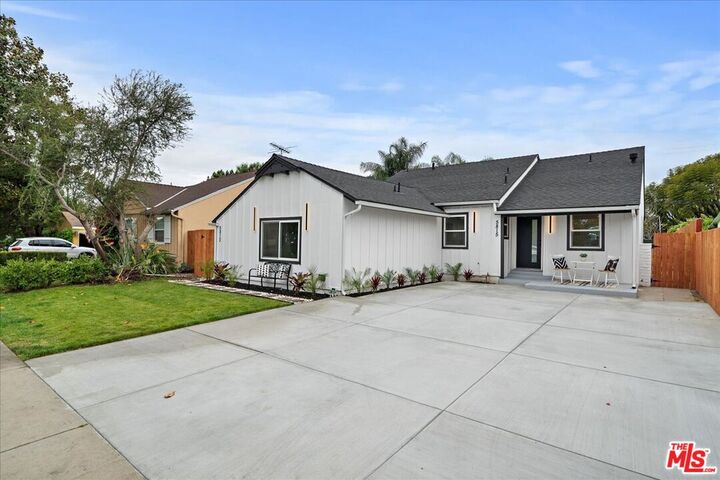 Property Photo:  5815 Saloma Ave  CA 91411 