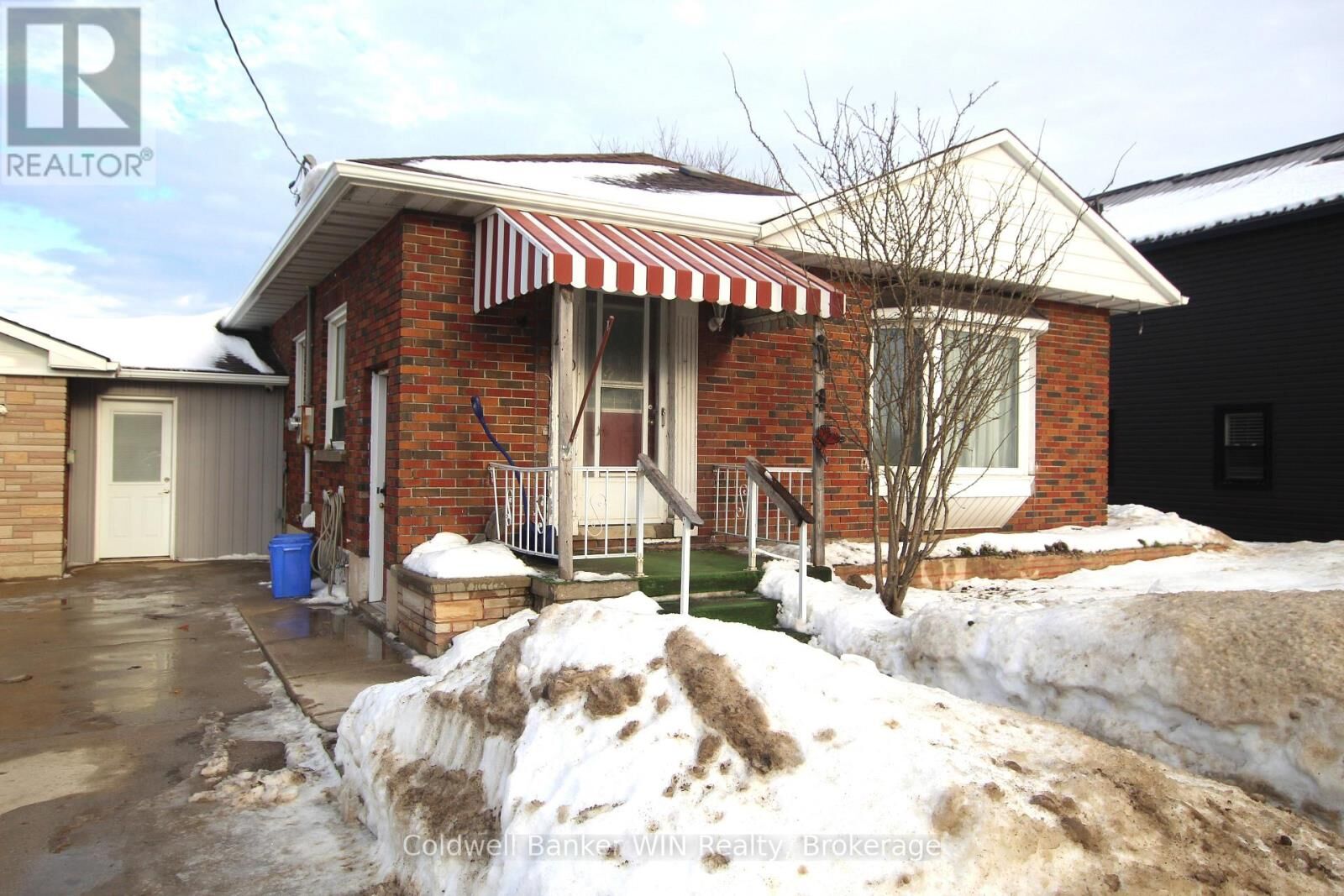 Property Photo:  460 Main Street North 1  ON N0G 2L2 