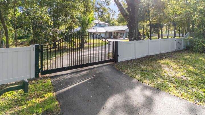 Property Photo:  28042 Lindenhurst Drive  FL 33544 