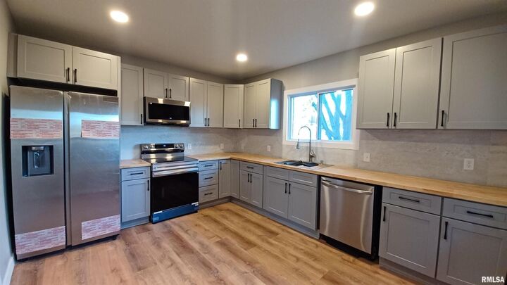 Property Photo:  822 6th Avenue S  IA 52732 