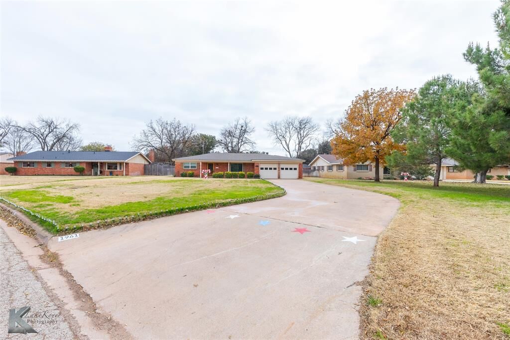 Property Photo:  1961 River Oaks Circle  TX 79605 