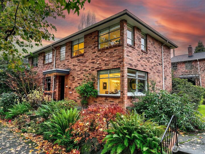 Property Photo:  511  17th Avenue E 5115  WA 98112 