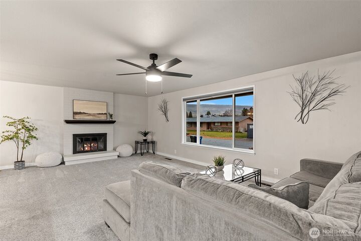 Property Photo:  250 N Newton Ave  WA 98802 