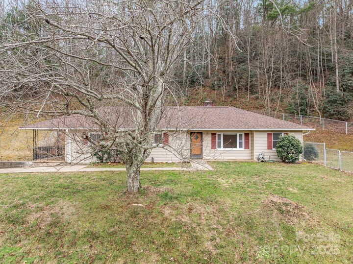 Property Photo: 82 Greasy Cove Road NC 28748