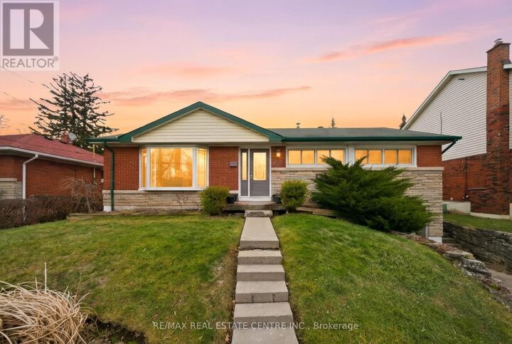 Property Photo:  23 Battlefield Drive  ON L8G 1T8 