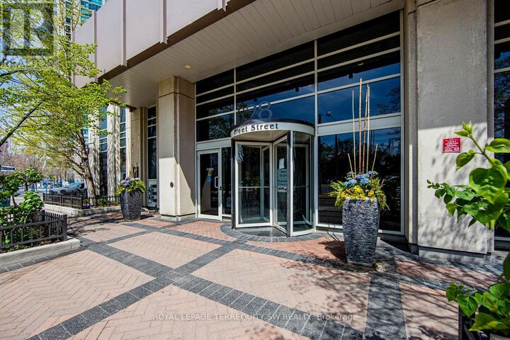 Property Photo:  628 Fleet Street 2707  ON M5V 1A8 