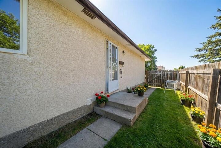 Property Photo:  35 Woodlark Place  MB R2V 4L2 