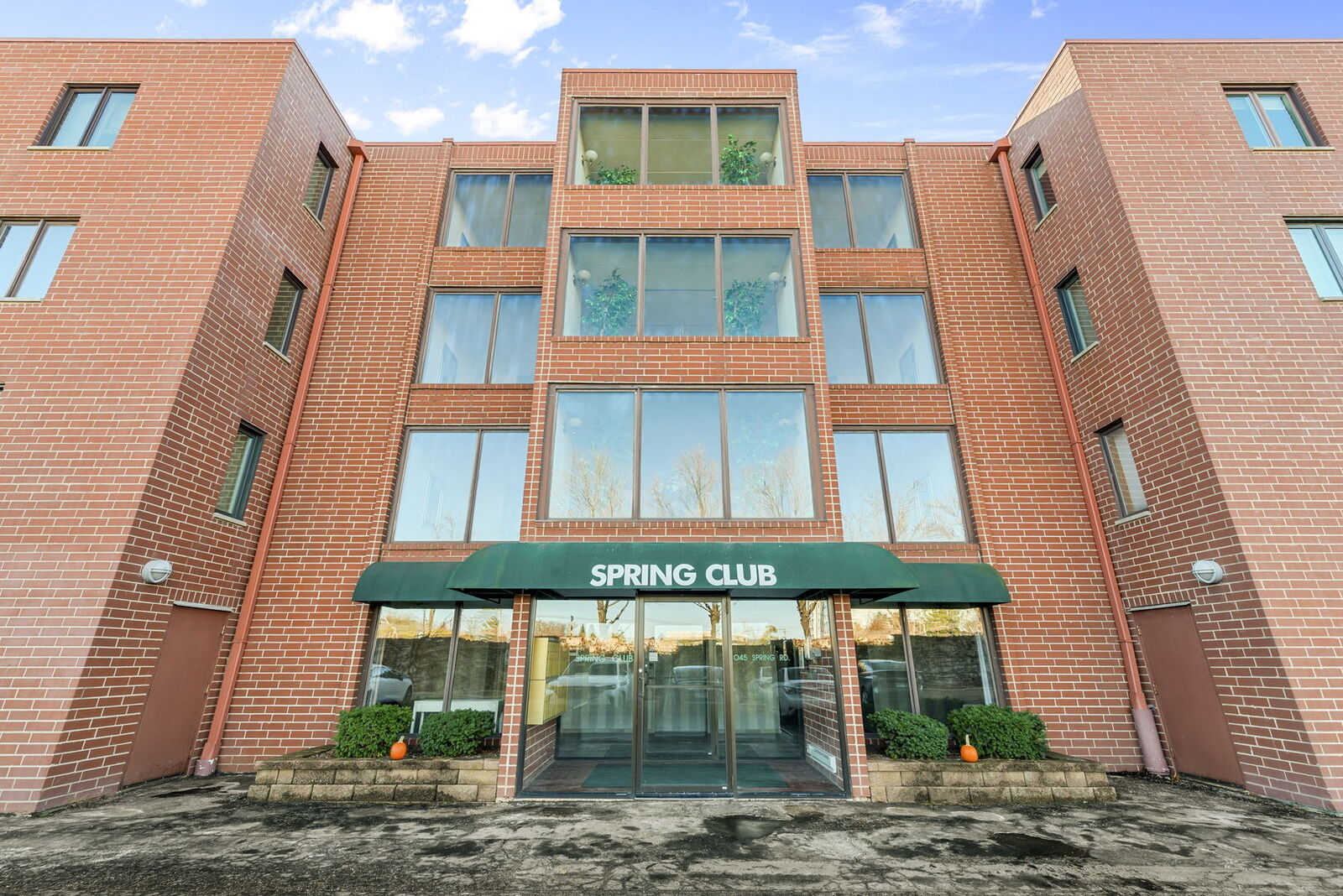 Property Photo:  1S045 Spring Road 1D  IL 60181 