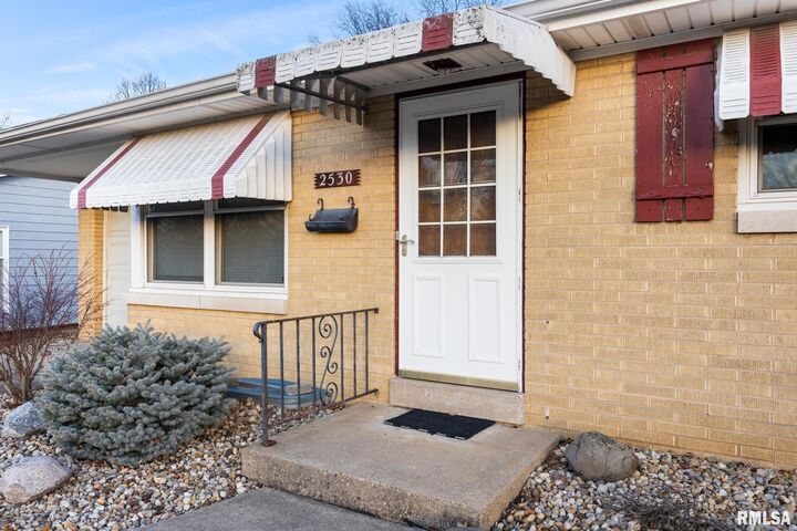 Property Photo:  2530 N Victoria Avenue  IL 61604 