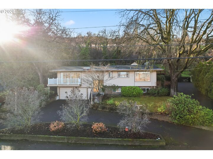 Property Photo:  1610 Kelly Ave  OR 97058 