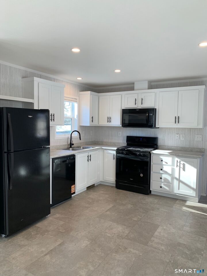 Property Photo:  1950 North Broad Street Apt 27  CT 06450 