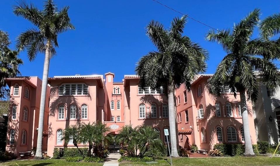 Property Photo:  1221 N Palm Avenue 204  FL 34236 