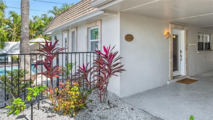 Property Photo:  1123 Crescent Street 1123/1125  FL 34242 