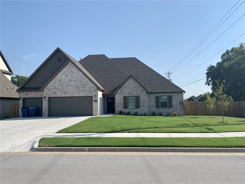 Property Photo:  1911 SW Nottingham Avenue  AR 72713 