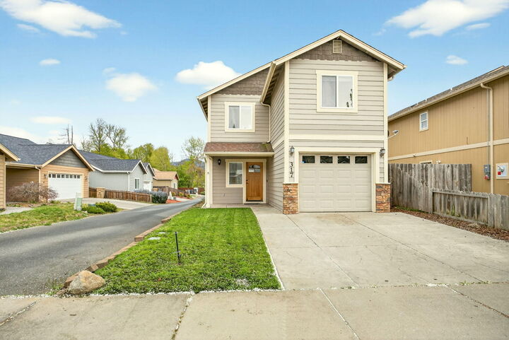 Property Photo:  317 SW Bayou Place  OR 97526 