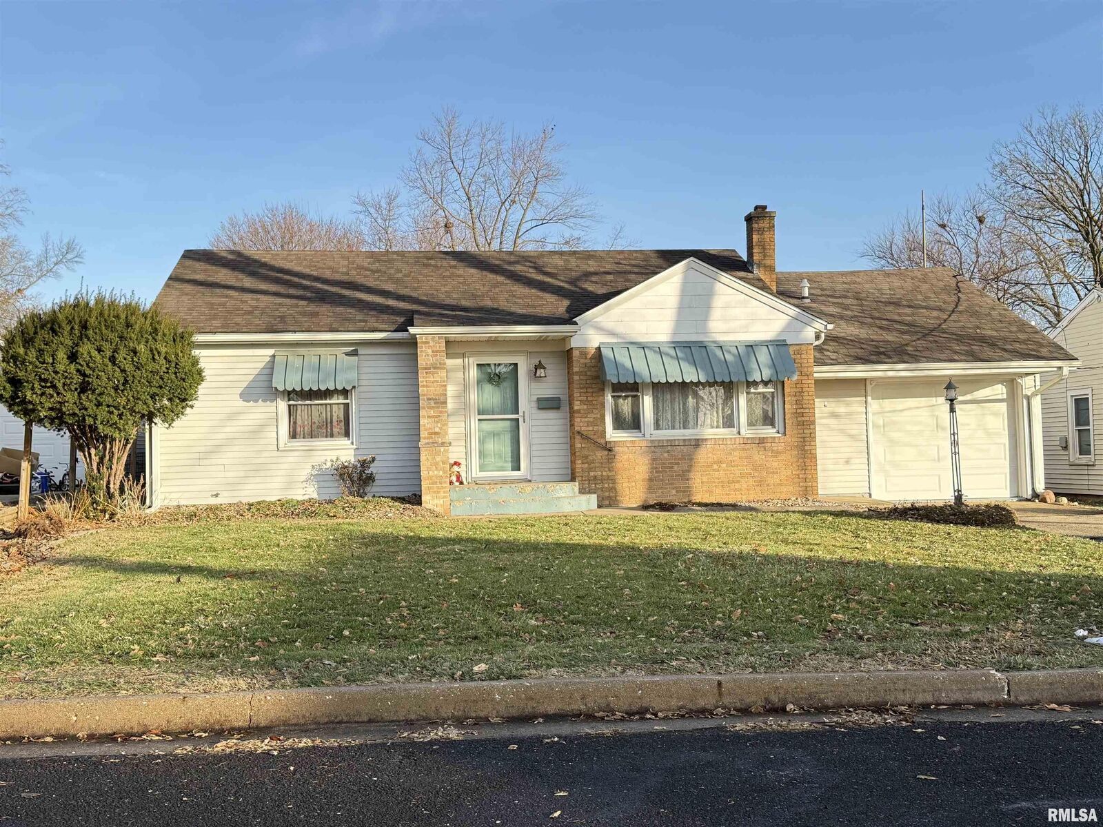 Property Photo:  617 Eureka Avenue  IL 61530 